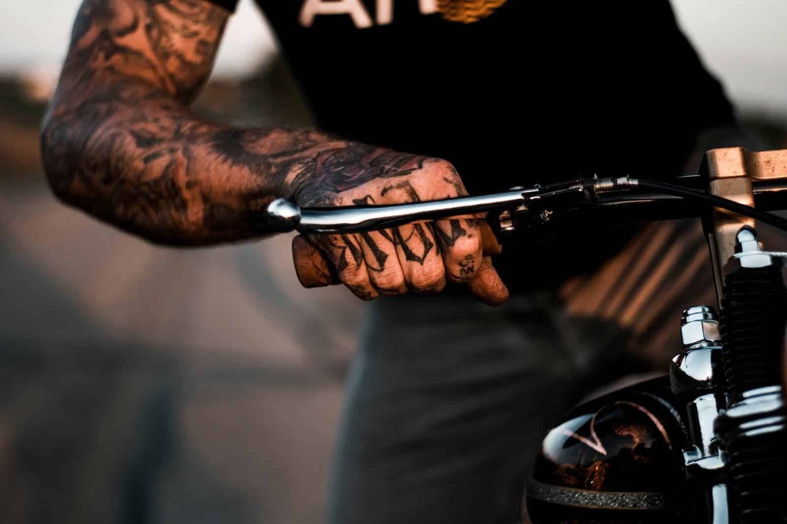 Mann med tatoveringer på motorsykkel