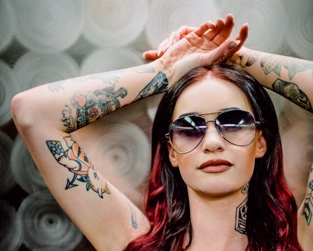 taylor-harding-Oqw0yVcRWig-unsplash horizontal (1) Dame med tatoverte armer